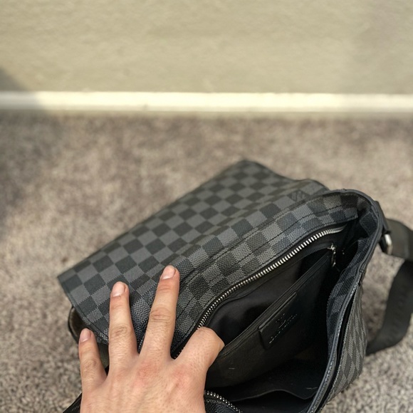 Louis Vuitton Damier Graphite Messenger Bag - Picture 4 of 12